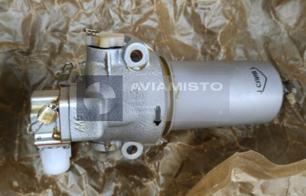 8D2.966.236 fuel filter side view with mounting holes, flow-direction arrow and capped ports